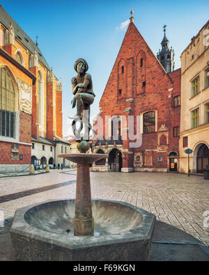 Garçon laiton sculpture-fontaine sur la place Mariacki Vieille Ville de Cracovie, Pologne Banque D'Images