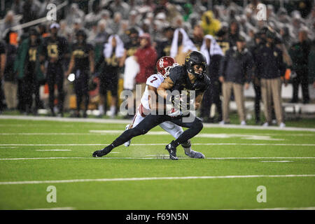 Waco, Texas, USA. 14Th Nov, 2015. Baylor Bears wide receiver Hawthorne Lynx (7) traités par Oklahoma Sooners Jordanie évoluait Thomas (7) au cours de la NCAA football match entre Utah vs Baylor à McLane Stadium à Waco, Texas. Credit : csm/Alamy Live News Banque D'Images