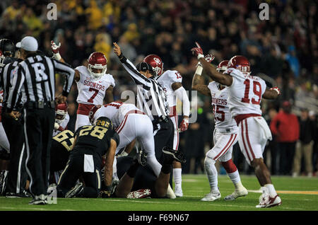 Waco, Texas, USA. 14Th Nov, 2015. Baylor Bears tâtonner le ballon au cours de la NCAA football match entre Utah vs Baylor à McLane Stadium à Waco, Texas. Credit : csm/Alamy Live News Banque D'Images