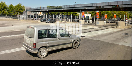 Voiture sale près de postes de péage sur l'autoroute française en Provence France la plaque de numéro masqué Banque D'Images