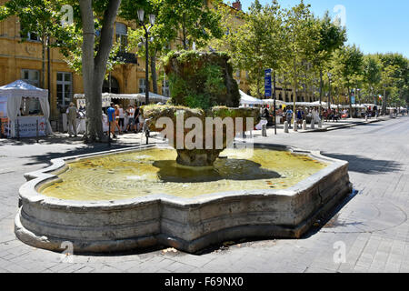 Aix en Provence Sud de la France Cours Mirabeau boulevard et Fontaine des Neuf-Canons avec tous les dimanches marché au-delà de la rue Blanche Banque D'Images