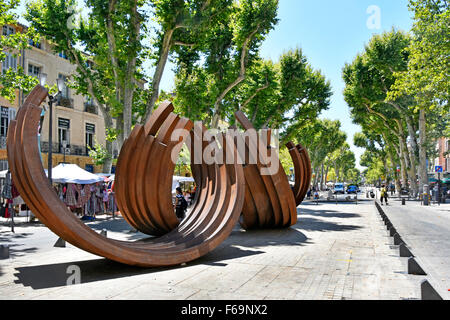 Art moderne de la rue artiste conceptuel français Bernar Venet une série de sculptures en acier Arc ce cours Mirabeau boulevard Aix en Provence au sud de la France Banque D'Images