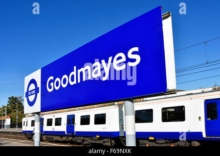 La gare de banlieue de Londres nouvelle signalisation bleue 2015 par TFL avant de changer pour la ligne Elizabeth lorsque traverse entrera en exploitation, Goodmayes England UK Banque D'Images