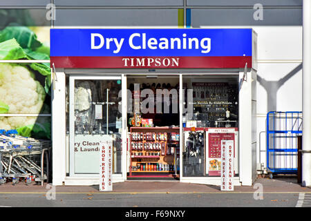 Timpson Dry Cleaning kiosque de collecte et de réparation à côté de l'entrée principale de la chaîne de supermarchés Tesco Extra est de Londres Angleterre Royaume-Uni Banque D'Images