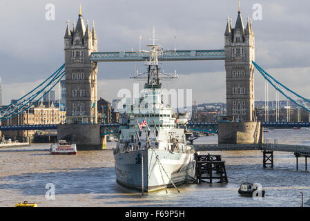 Le HMS Belfast ancré sur la Tamise, en face de la célèbre Tower Bridge à la fin de l'automne, soleil, à marée haute. Banque D'Images