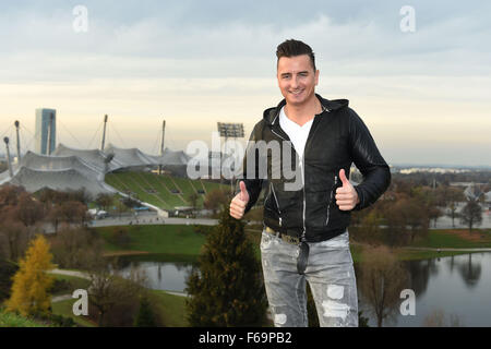 Munich, Allemagne. 13Th Nov, 2015. Chanteur Autrichien Andreas Gabalier pose sur une colline à l'Olympiapark de Munich, Allemagne, 13 novembre 2015. Gabalier va produire sur scène à l'Olympiapark le 30 juin 2016. Photo : Felix/Hoerhager dpa (ATTENTION ÉDITEURS : EMBRAGO ÉTAT - SOUS EMBARGO JUSQU'AU 15 NOVEMBRE 2015 12h00)/dpa/Alamy Live News Banque D'Images