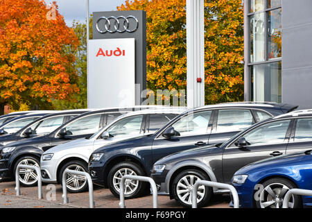 Concessionnaire automobile concessionnaire automobile Audi signe avec voitures à l'extérieur car showroom sur l'avant-cour Essex England UK fin de chaîne d'approvisionnement Banque D'Images