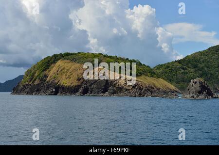 Cette image de l'île de Racha Yai a été prise de la côte sud de Phuket en Thaïlande. Banque D'Images