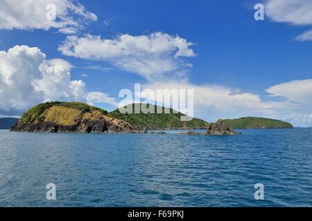 Cette image de l'île de Racha Yai a été prise de la côte sud de Phuket en Thaïlande. Banque D'Images