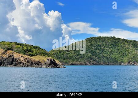 Cette image de l'île de Racha Yai a été prise de la côte sud de Phuket en Thaïlande. Banque D'Images