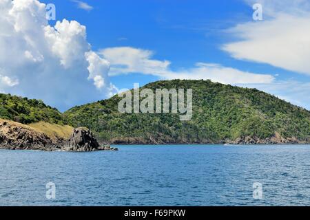 Cette image de l'île de Racha Yai a été prise de la côte sud de Phuket en Thaïlande. Banque D'Images