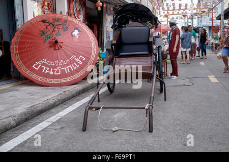 Scène de rue en Thaïlande Chinatown avec vintage pousse-pousse. Banque D'Images