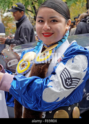 Membre de Native American Women Warriors smiling avant le début de la Veteran's Day Parade à New York City Banque D'Images