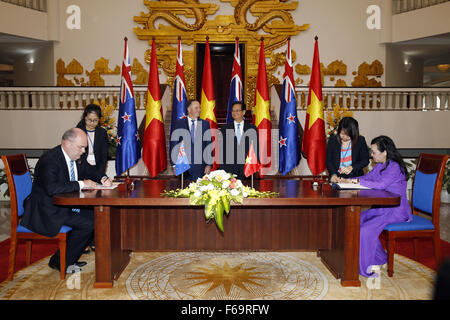 Hanoi, Vietnam. 15 Nov, 2015. Premier ministre vietnamien Nguyen Tan Dung (R, C) et le Premier Ministre néo-zélandais John Key (L, C) assister à une cérémonie de signature d'accords de coopération à Hanoi, capitale du Vietnam, le 15 novembre 2015. John Key est en visite officielle au Vietnam de 14 à 17 novembre. Source : Xinhua/VNA/Alamy Live News Banque D'Images