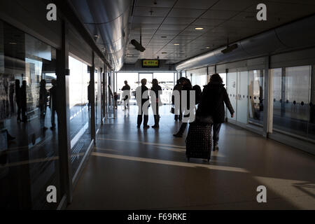 Les personnes en attente de AirRail train, l'aéroport de Birmingham, UK Banque D'Images