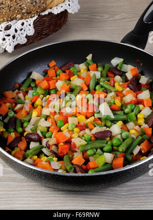 Ragoût ragoût de légumes dans une casserole Banque D'Images