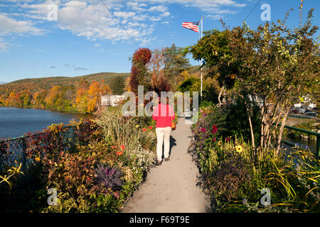 Un touriste traversant le pont de fleurs, de Shelburne Falls, Massachusetts MA Nouvelle Angleterre USA Banque D'Images