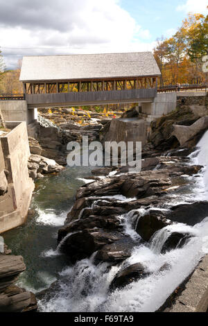 Pont couvert de Quechee et barrage, la rivière Ottauquechee, Hartford, New York USA Banque D'Images