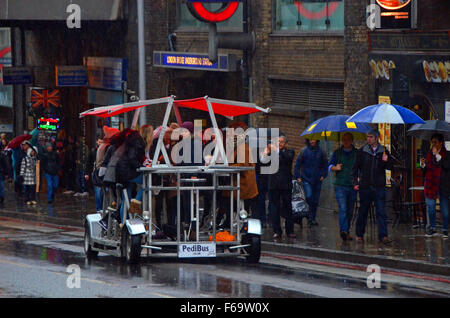 Londres, Royaume-Uni, le 14 Nov 2015, Sombre week-end à Londres que les approches d'Abigail. Credit : JOHNNY ARMSTEAD/Alamy Live News Banque D'Images