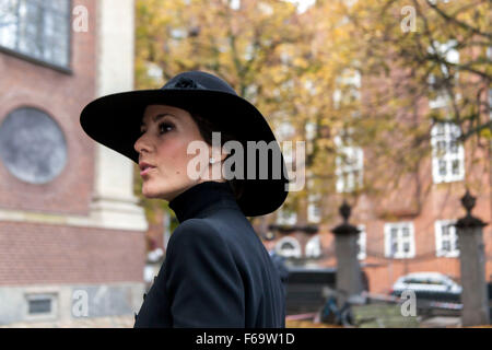 Copenhague, Danemark, 15 Novembre 2015 : La Princesse danoise Marie arrive au service commémoratif en l'église de la réforme français à Copenhague pour commémorer les victimes de la Vendredi 14 Novembre dans la capitale française. La princesse Marie est né français. Banque D'Images