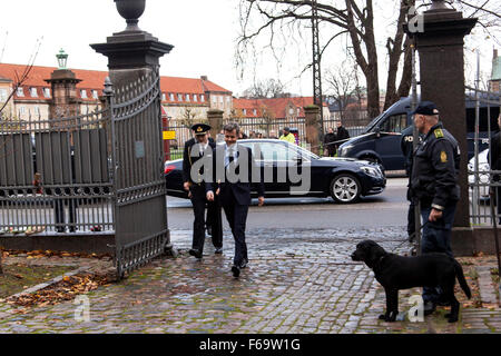 Copenhague, Danemark, 15 Novembre 2015 : Danish Crown Prince Frederik arrive pour le service commémoratif en l'église de la réforme français à Copenhague pour commémorer les victimes de la Vendredi 14 Novembre dans la capitale française. Banque D'Images