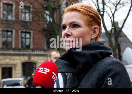 Copenhague, Danemark, 15 Novembre 2015 : Ministre de l'ingration, Inger STOEJBERG, à l'église de la réforme française à Copenhague, où il a participé à un service commémoratif pour commémorer les victimes de la Vendredi 14 Novembre dans la capitale française. Banque D'Images