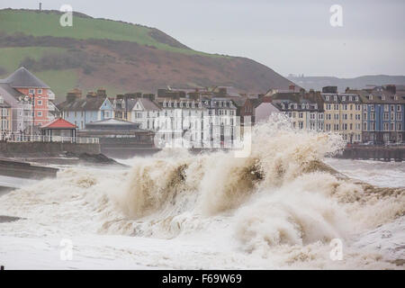 Aberystwyth, Pays de Galles, Royaume-Uni.. 15 Nov 2015th. Front de mer au large de Aberystwyth comme les restes de l'ouragan Kate a frappé la côte ouest du pays de Galles. Credit : Alan Hale/Alamy Live News Banque D'Images