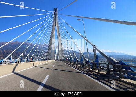 Traversée du pont suspendu du détroit du golfe de Corinthe, Patras, Grèce. Je Banque D'Images