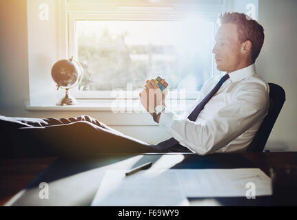 L'homme d'affaires exécutif, résoudre des problèmes et obtenir des idées pour de nouveaux concepts d'entreprise Banque D'Images