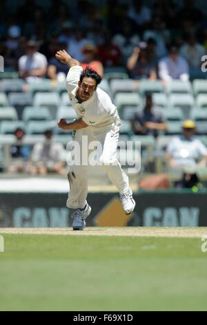 Perth, Australie. 15 Nov, 2015. 2ème jour de Test Cricket en Australie et Nouvelle-Zélande 3. Mitchell Johnson bols au cours de la troisième journée. Credit : Action Plus Sport/Alamy Live News Banque D'Images