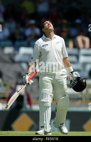 Perth, Australie. 15 Nov, 2015. 2ème jour de Test Cricket en Australie et Nouvelle-Zélande 3. Ross Taylor réagit à atteindre ses cent durant sa batte. Credit : Action Plus Sport/Alamy Live News Banque D'Images