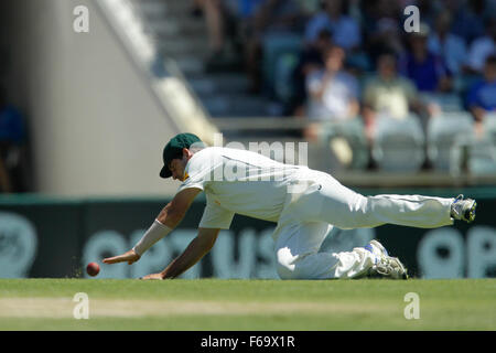 Perth, Australie. 15 Nov, 2015. 2ème jour de Test Cricket en Australie et Nouvelle-Zélande 3. Champs de Joe Burns la balle à la partie la plus courte. Credit : Action Plus Sport/Alamy Live News Banque D'Images