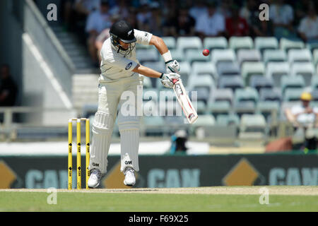 Perth, Australie. 15 Nov, 2015. 2ème jour de Test Cricket en Australie et Nouvelle-Zélande 3. Ross Taylor soulève la balle à la jambe lors de son côté manches le deuxième jour. Credit : Action Plus Sport/Alamy Live News Banque D'Images