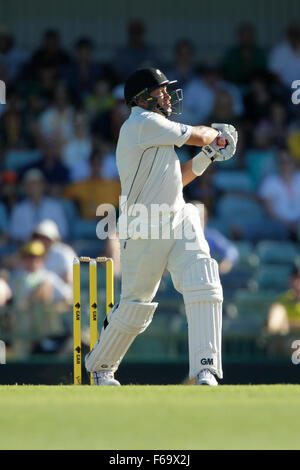 Perth, Australie. 15 Nov, 2015. 2ème jour de Test Cricket en Australie et Nouvelle-Zélande 3. Ross Taylor joue un coup. Credit : Action Plus Sport/Alamy Live News Banque D'Images