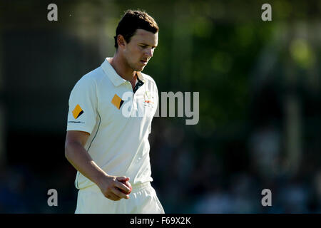 Perth, Australie. 15 Nov, 2015. 2ème jour de Test Cricket en Australie et Nouvelle-Zélande 3. Josh Hazlewood envisage sa prochaine livraison. Credit : Action Plus Sport/Alamy Live News Banque D'Images