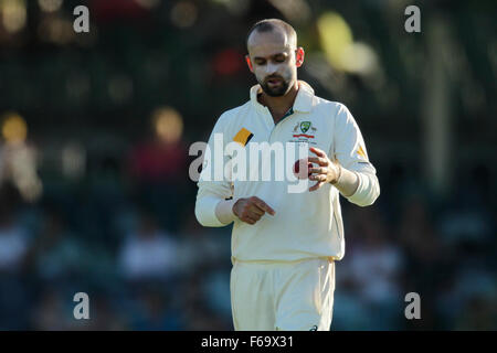 Perth, Australie. 15 Nov, 2015. 2ème jour de Test Cricket en Australie et Nouvelle-Zélande 3. Nathan Lyon pense à sa prochaine livraison. Credit : Action Plus Sport/Alamy Live News Banque D'Images