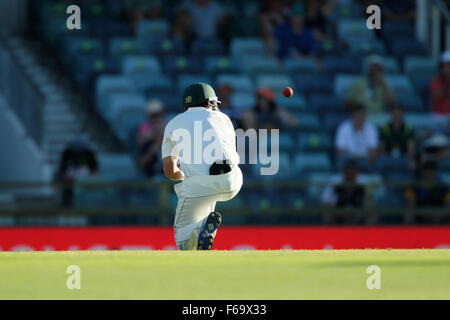 Perth, Australie. 15 Nov, 2015. 2ème jour de Test Cricket en Australie et Nouvelle-Zélande 3. Joe Burns canards hors du chemin de la balle. Credit : Action Plus Sport/Alamy Live News Banque D'Images