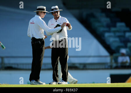 Perth, Australie. 15 Nov, 2015. 2ème jour de Test Cricket en Australie et Nouvelle-Zélande 3. Les arbitres vérifier la forme de la balle. Credit : Action Plus Sport/Alamy Live News Banque D'Images