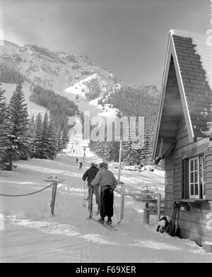 Photographie de skieurs au mont Norquay, situé dans les Rocheuses canadiennes. La scène capture l'excitation des sports d'hiver en plein air dans un cadre montagneux pittoresque. Banque D'Images