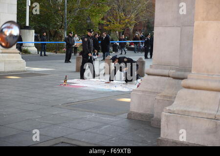 New York City, United States. 14Th Nov, 2015. NYPD recueillir de banderoles et cartes pour faire de la place pour le matériel d'éclairage. Une journée qui a commencé avec un rassemblement à Washington Square Park a abouti à une veillée aux chandelles à l'extérieur du consulat français sur l'Upper East Side à la mémoire des victimes de l'attaques de terreur Paris Crédit : Andy Katz/Pacific Press/Alamy Live News Banque D'Images