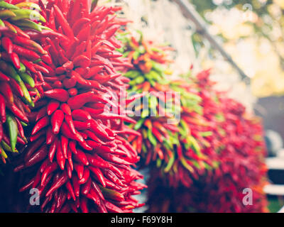 Rista frais exposés au marché agricole local. La légende l'a, dans le sud-ouest, que la pendaison chili ristras porte bonheur Banque D'Images