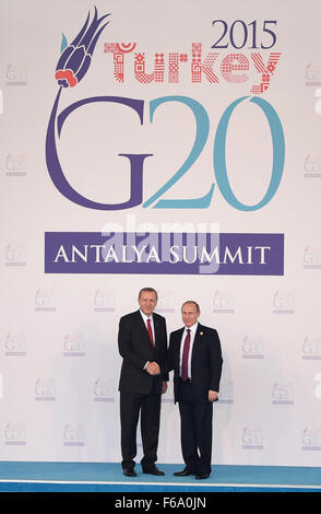 151115) -- Antalya, le 15 novembre 2015 (Xinhua) -- le président turc, Recep Tayyip Erdogan (L), serre la main avec le président russe Vladimir Poutine à la cérémonie d'accueil du Sommet du G20 tenu à Antalya, Turquie, le 15 novembre, 2015. Le sommet de deux jours a débuté le dimanche. (Xinhua/Il Canling)(zhf) Banque D'Images