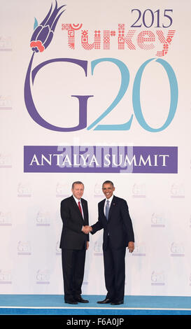 151115) -- Antalya, le 15 novembre 2015 (Xinhua) -- le président turc, Recep Tayyip Erdogan (L), serre la main avec le président américain Barack Obama sur la cérémonie d'accueil du Sommet du G20 tenu à Antalya, Turquie, le 15 novembre, 2015. Le sommet de deux jours a débuté le dimanche. (Xinhua/Il Canling)(zhf) Banque D'Images