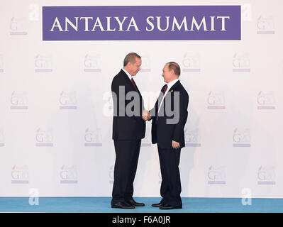 151115) -- Antalya, le 15 novembre 2015 (Xinhua) -- le président turc, Recep Tayyip Erdogan (L), serre la main avec le président russe Vladimir Poutine à la cérémonie d'accueil du Sommet du G20 tenu à Antalya, Turquie, le 15 novembre, 2015. Le sommet de deux jours a débuté le dimanche. (Xinhua/Il Canling)(zhf) Banque D'Images