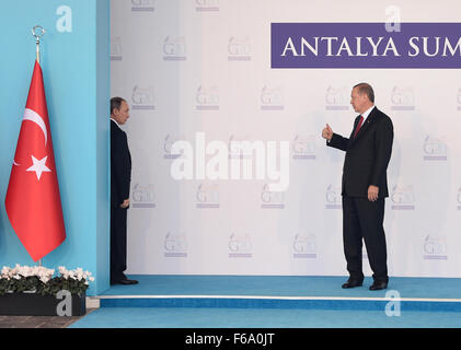 151115) -- Antalya, le 15 novembre 2015 (Xinhua) -- le président turc, Recep Tayyip Erdogan (R) des entretiens avec le président russe Vladimir Poutine à la cérémonie d'accueil du Sommet du G20 tenu à Antalya, Turquie, le 15 novembre, 2015. Le sommet de deux jours a débuté le dimanche. (Xinhua/Il Canling)(zhf) Banque D'Images