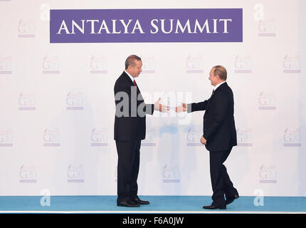 151115) -- Antalya, le 15 novembre 2015 (Xinhua) -- le président turc, Recep Tayyip Erdogan (L), serre la main avec le président russe Vladimir Poutine à la cérémonie d'accueil du Sommet du G20 tenu à Antalya, Turquie, le 15 novembre, 2015. Le sommet de deux jours a débuté le dimanche. (Xinhua/Il Canling)(zhf) Banque D'Images