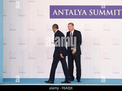 151115) -- Antalya, le 15 novembre 2015 (Xinhua) -- le président turc, Recep Tayyip Erdogan (R) se félicite le président des États-Unis, Barack Obama, sur la cérémonie d'accueil du Sommet du G20 tenu à Antalya, Turquie, le 15 novembre, 2015. Le sommet de deux jours a débuté le dimanche. (Xinhua/Il Canling)(zhf) Banque D'Images