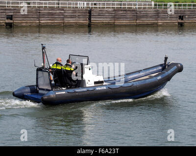 Le P177 Boomeranger, un navire opérant à Noorder Voorhaven, est utilisé pour le transport de marchandises. Le navire fait partie du réseau logistique, transportant des cargaisons en vrac telles que le charbon et les céréales. Le port est équipé de grues pour un chargement et un déchargement efficaces. Banque D'Images