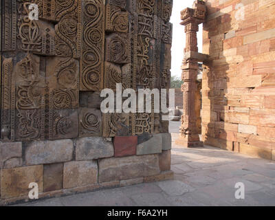 Pierre sculptée au parc archéologique (dépêche écrite Partie de les ruines de la mosquée Quwwat ul-Islam Banque D'Images