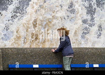 New Brighton, Wallasey, Liverpool, UK 15 Novembre, 2015. Météo britannique. La nuit des vents violents ont ravagé les nord-ouest de l'Angleterre des avertissements météorologiques en vigueur pour l'ensemble de la région de Merseyside. Voyage dans la rivière Mersey a dû subir des mers turbulentes et des coups de vent dans l'estuaire formant l'entrée de la mer d'Irlande. Credit : Mar Photographics/Alamy Live News Banque D'Images